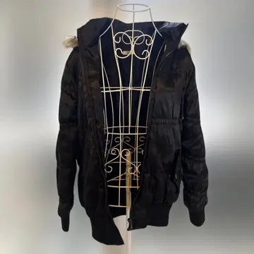 퍼 달린 블랙 다운 자켓