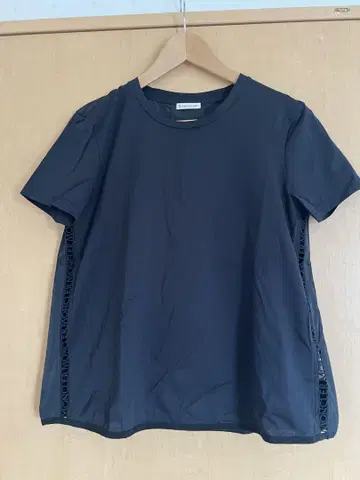 [ 새상품급 중고 ] MONCLER 블랙 반팔 T셔츠 A라인 M 사이즈
