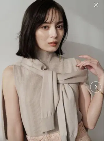아뉴앙스 실크 블렌드 슬리브리스 니트 풀오버