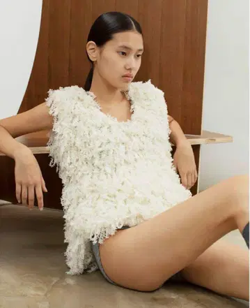 새상품 leinwande Sheep Knitted Vest / White