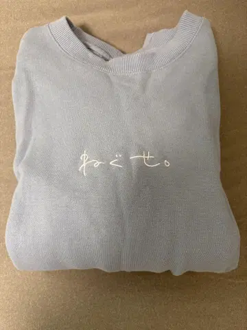 헝클어진 머리. 자수 로고 맨투맨