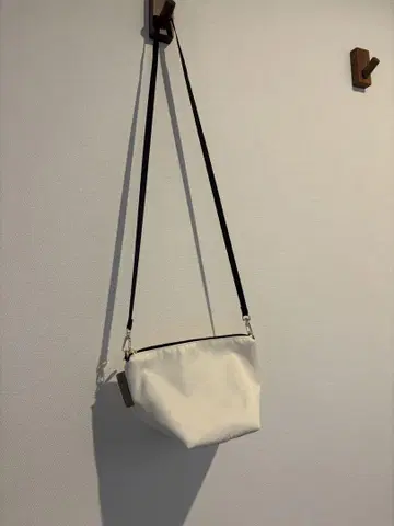 화이트 숄더백 로페피크닉 미니 숄더