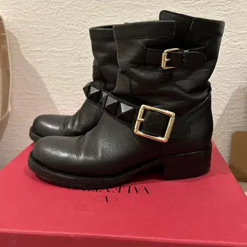 발렌티노 스터드 장식 블랙 가죽 숏부츠