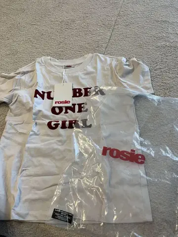 [ 미사용 새상품 ] Rosie T셔츠 한정판 카드 포함