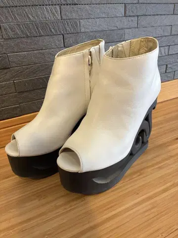 화이트 가죽 오픈토 부츠