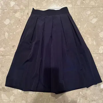 아시야 그레이스 네이비 컬러 플레어 스커트 무릎 기장