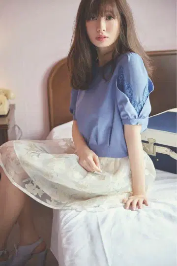 리랜드트루 소매 레이스 크롭 블라우스