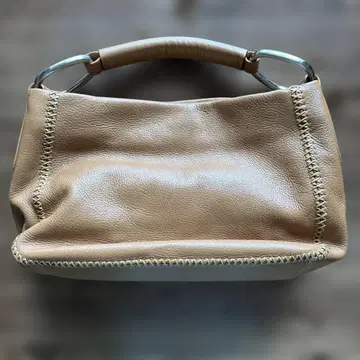 베이지 가죽 핸드백 스티치 디자인