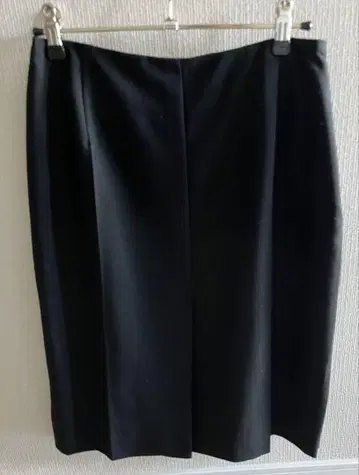 새상품급 AKRIS 스커트