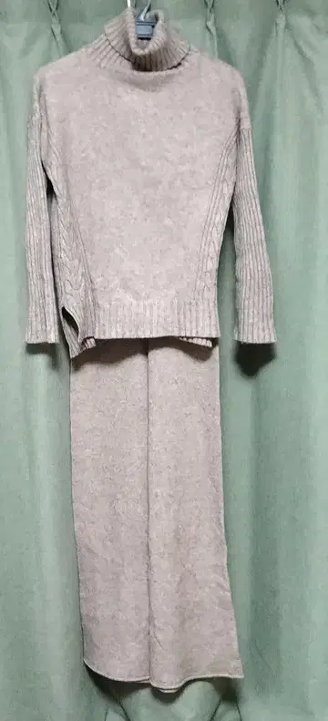 터틀넥 스웨터와 팬츠 셋업