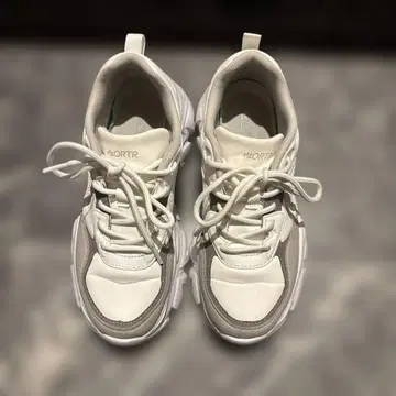 [ 전량 판매 ] 통굽 화이트 스니커즈 24.5cm