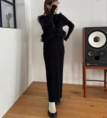 릴리 브라운 프릴 뷔스티에 니트 원피스 블랙