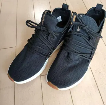 Reebok 블랙 스니커즈 23.5cm