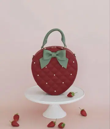 딸기 신문 메종 드 플뢰르 숄더백 산리오 딸기 왕자