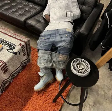 TRUERELIGION BOBBY SUPER T 블랙 스티치 데님 팬츠