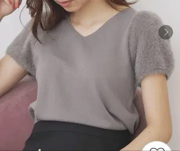 그레이 V넥 반팔 상의 페더 퍼프 슬리브
