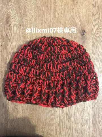 빨간색과 브라운 니트 비니