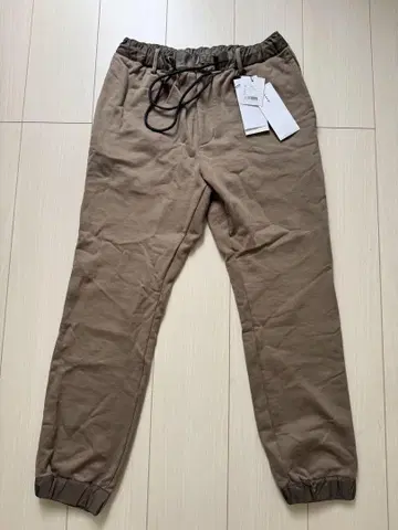 새상품 시착만 한 상품 sacai 사카이 남성용 스웨트 팬츠 다크 베이지