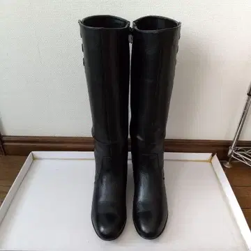 버튼이 달린 블랙 롱 부츠