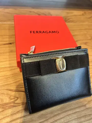FERRAGAMO 블랙 가죽 접이식 지갑