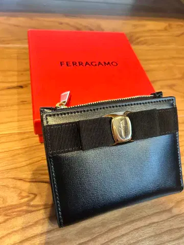 기간 한정 가격 인하 FERRAGAMO 블랙 가죽 새상품 접이식 지갑