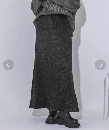 JEANASIS 샤이니 새틴 플레어 스커트 블랙