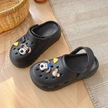 캐릭터 포함 블랙 클로그 샌들