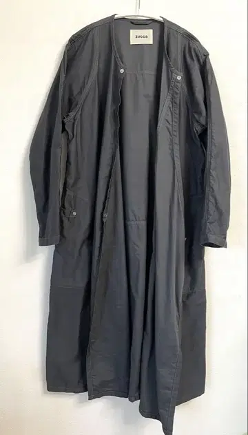 ZUCCa 코튼 백 새틴 그레이 롱 코트