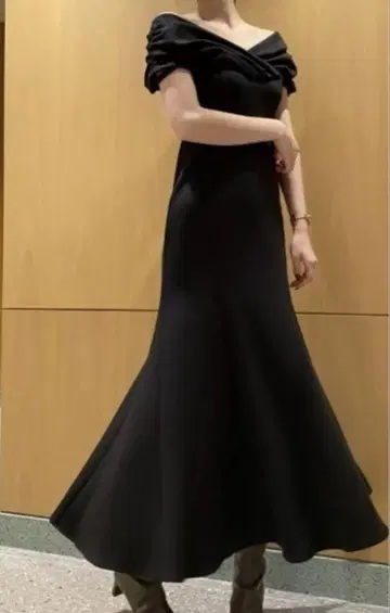SNIDEL 스나이델 컷타이트 드레스