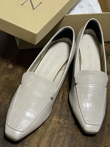 펌프스 크림 베이지 내추럴 악어 무늬 24cm