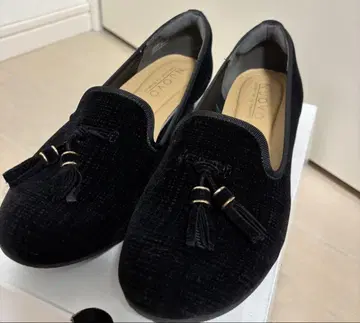 태슬 장식 블랙 로퍼