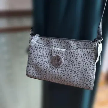 GUESS 그레이 숄더백