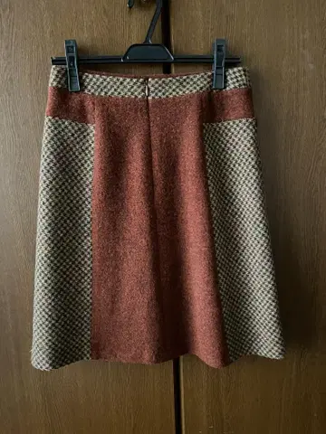 브라운 계열 체크 무늬 A라인 미니 스커트