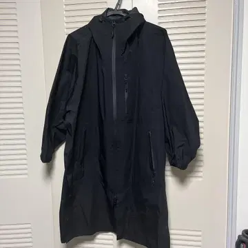 UNIQLO x Theory 블랙 블록 테크 코트