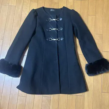evelyn 비트 장식 플레어 코트 블랙
