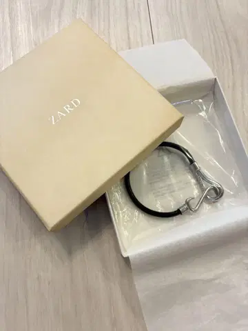 ZARD 가죽 팔찌 블랙