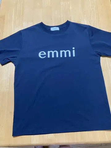 emmi 블랙 10주년 기념일 로고 T셔츠