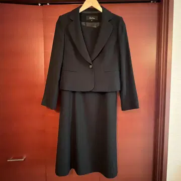 앞 지퍼로 입고 벗기 쉬운 블랙 포멀 앙상블 도쿄 소와르 9호