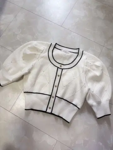 스나이델 하트 버튼 퍼프 슬리브 크롭 기장 반팔 니트