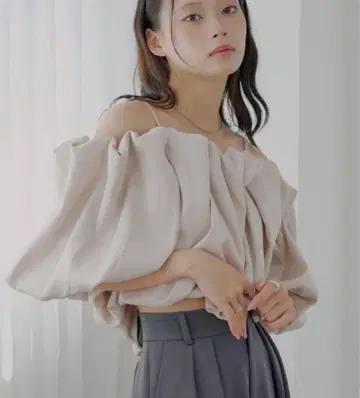 Chico 개더 벌룬 오프숄더 블라우스