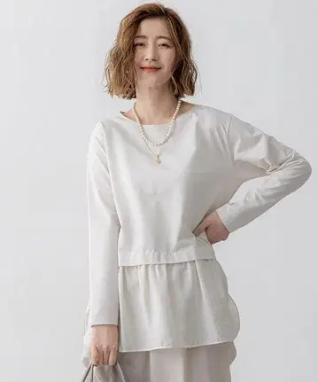 베이지 긴팔 티셔츠