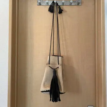 유나이티드 애로우즈 송치 가죽 복조리 버킷 태슬 백