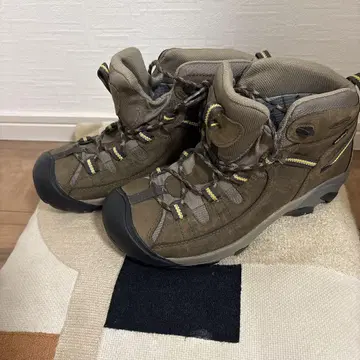 새상품급 KEEN 트레킹 슈즈 27.5cm TARGHEE II MID