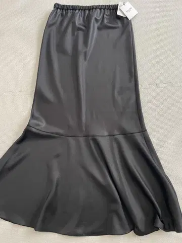 SALON adam et rope 블랙 새틴 플레어 스커트 B 사이즈