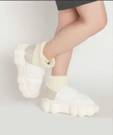 새상품 SVEC 청키 밑창 다운 부츠 통굽 화이트