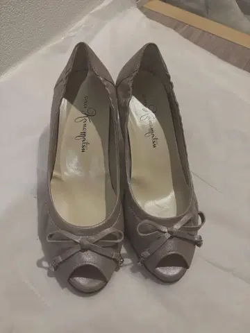 긴자 카네마츠 오픈토 펌프스 핑크 실버 큐빅 리본