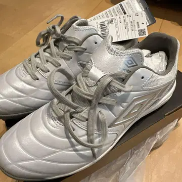 umbro 풋살화 28.0cm 실버