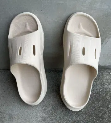 HOKA 샌들