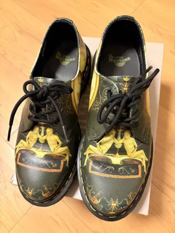 Dr. Martens 수태고지 3홀