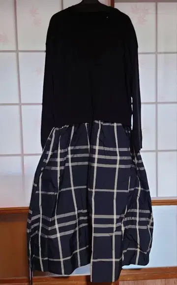 이네드클라로 이소재 도킹 원피스 블랙 x 네이비 체크 무늬